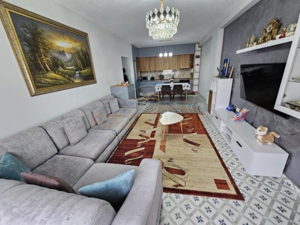 Tirane, shes apartament 2+1+Ballkon , (Apartamenti ndodhet ne kompleksin MGB)