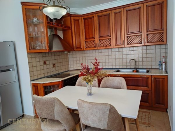 Tirane, jepet me qera apartament 2+1 Kati 12, 600 € (rrugen Him Kolli)