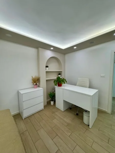 Tirane, jepet me qera ambjent biznesi Kati 1, 68 m² 750 € (Rruga Muhamet Gjollesha)