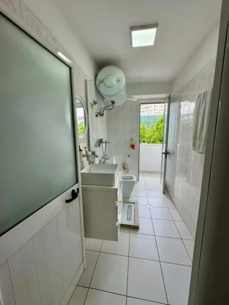 Tirane, jepet me qera ambjent biznesi Kati 1, 68 m² 750 € (Rruga Muhamet Gjollesha)