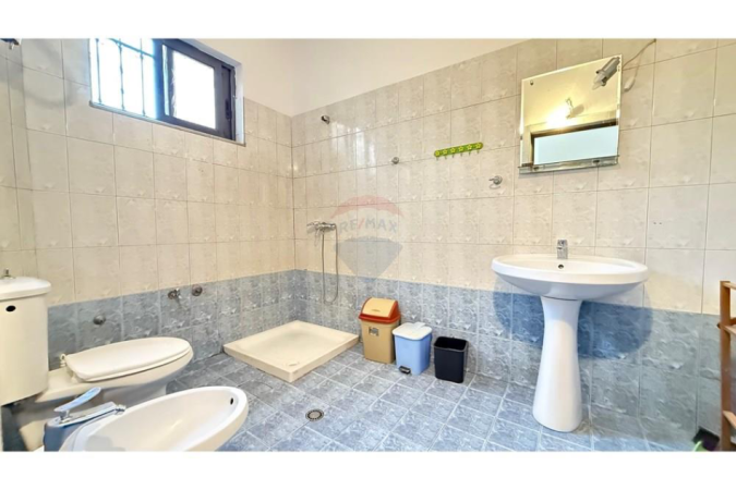 Tirane, jepet me qera apartament 2+1+Ballkon Kati 1, 121 m² 450 € 