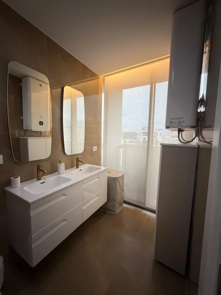 Tirane, shitet apartament 4+1+Ballkon Kati 10, 214 m² 700.000 € (Lake View)