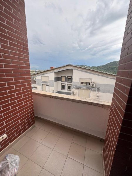 Tirane, jepet me qera apartament 1+1 Kati 4, 65 m² 400 € (Liqeni i Thate)