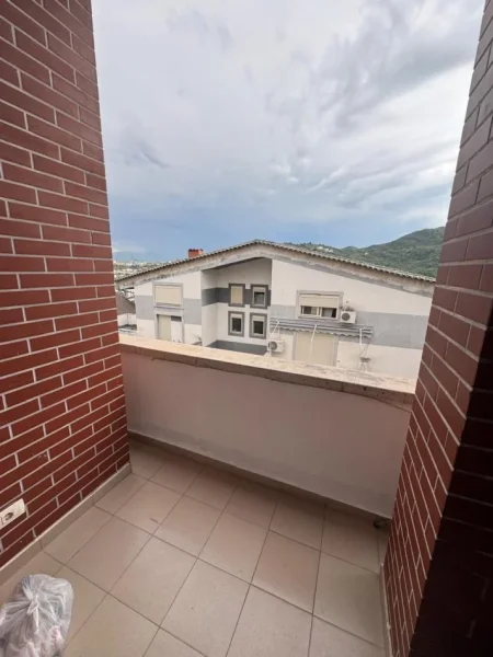 Tirane, jepet me qera apartament 1+1 Kati 4, 65 m² 400 € (Liqeni i Thate)