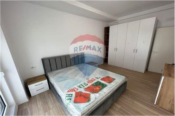 Tirane, jepet me qera apartament 2+1+Ballkon Kati 4, 98 m² 650 € 