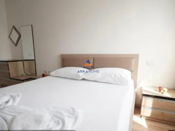 Tirane, jepet me qera apartament 1+1+Ballkon Kati 1, 67 m² 750 € (PRANË TOPTANIT,QËNDER)