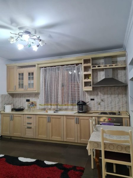 Tirane, jepet me qera apartament 1+1 Kati 1, 65 m² 300 € (Rruga Sadik Petrela)