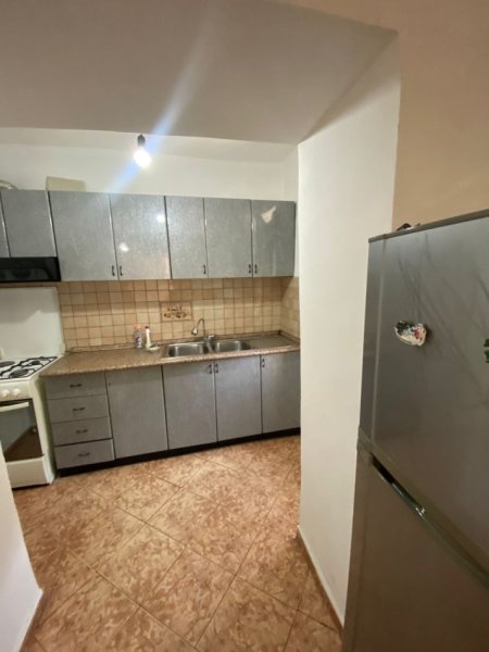 Tirane, jepet me qera apartament 2+1 Kati 1, 70 m² 450 € (Brryl)