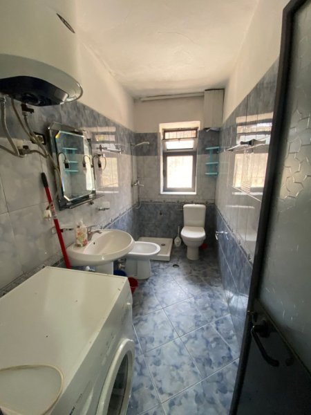 Tirane, jepet me qera apartament 2+1 Kati 1, 70 m² 450 € (Brryl)