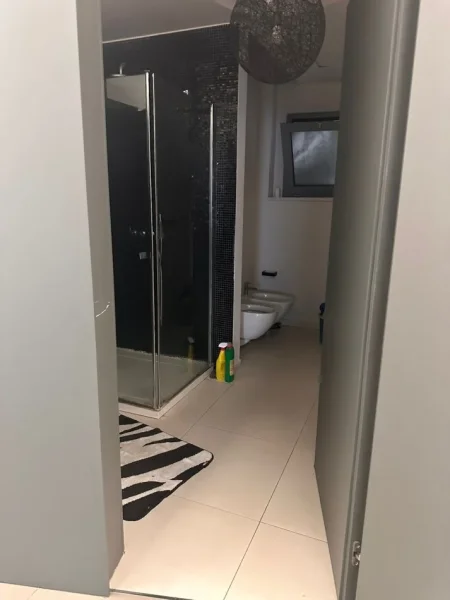 Tirane, jepet me qera zyre , 190 m² 2.000 € 