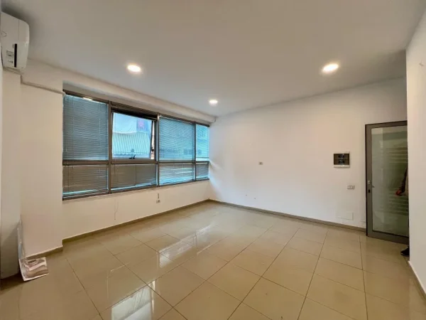 Tirane, jepet me qera ambjent biznesi Kati 1, 69 m² 500 € 