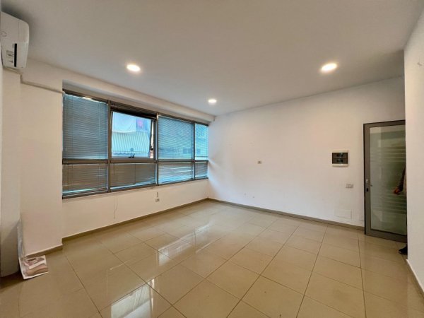 Tirane, jepet me qera ambjent biznesi Kati 1, 69 m² 500 € 
