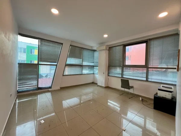Tirane, jepet me qera ambjent biznesi Kati 1, 69 m² 500 € 
