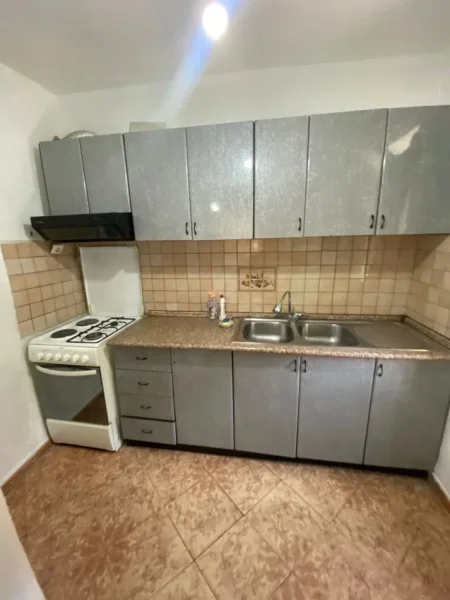 Tirane, jepet me qera apartament 2+1 Kati 1, 80 m² 450 € (brryli)