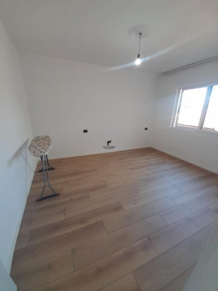 Tirane, jepet me qera zyre Kati 2, 65 m² 450 € (YZBERISHT)