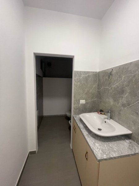 Durres, jepet me qera ambjent biznesi Kati 2, 106 m² 500 € (Poliklinika)
