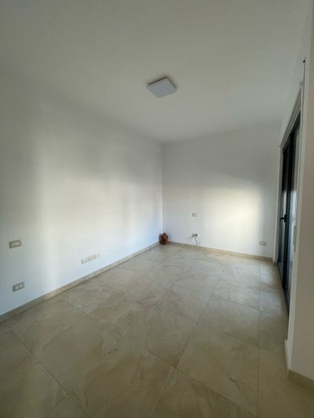 Durres, jepet me qera ambjent biznesi Kati 2, 106 m² 500 € (Poliklinika)