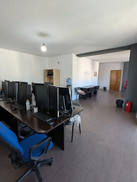 Tirane, jepet me qera zyre Kati 6, 112 m² 600 € (zogu i zi)