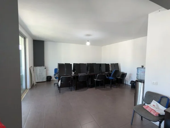Tirane, jepet me qera zyre Kati 6, 112 m² 600 € (zogu i zi)