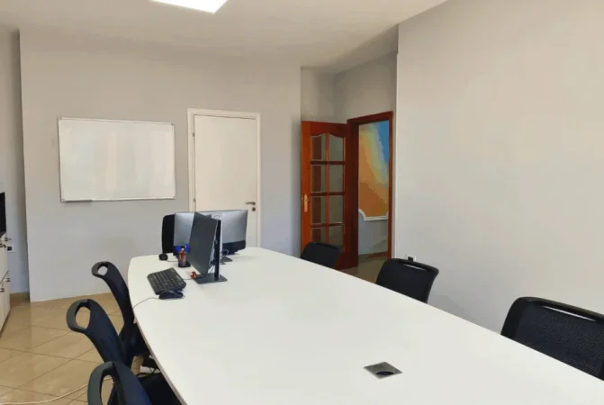 Tirane, jepet me qera zyre Kati 3, 130 m² 1.100 € (Rruga Themistokli Germenji)