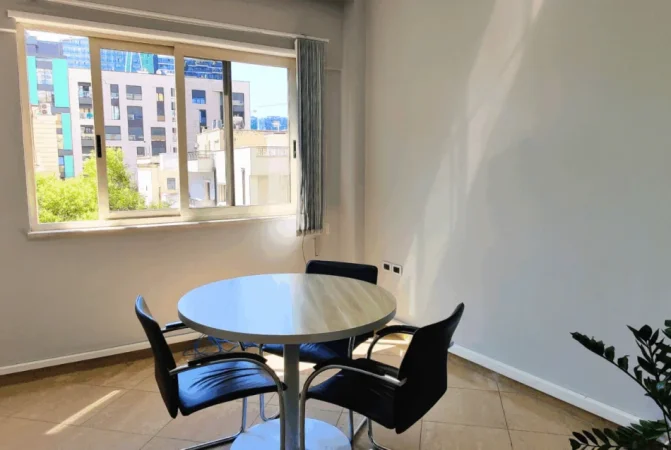 Tirane, jepet me qera zyre Kati 3, 130 m² 1.100 € (Rruga Themistokli Germenji)