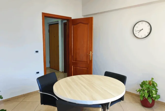 Tirane, jepet me qera zyre Kati 3, 130 m² 1.100 € (Rruga Themistokli Germenji)