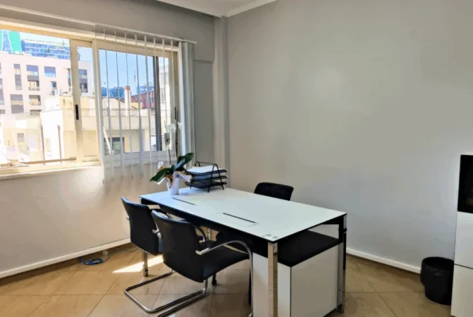 Tirane, jepet me qera zyre Kati 3, 130 m² 1.100 € (Rruga Themistokli Germenji)