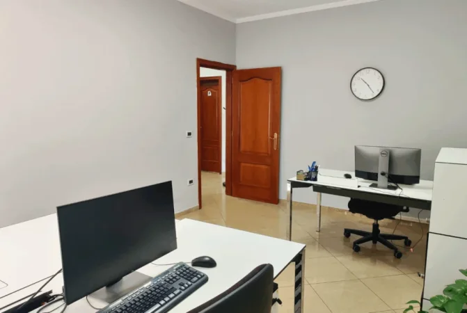 Tirane, jepet me qera zyre Kati 3, 130 m² 1.100 € (Rruga Themistokli Germenji)