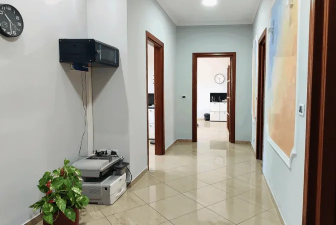 Tirane, jepet me qera zyre Kati 3, 130 m² 1.100 € (Rruga Themistokli Germenji)