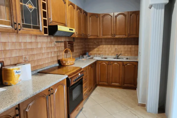 Tirane, jepet me qera zyre Kati 3, 130 m² 1.100 € (Rruga Themistokli Germenji)