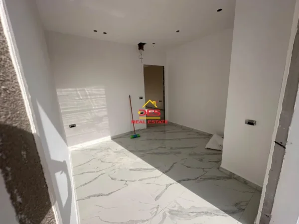 Vlore, shitet apartament 2+1+Ballkon Kati 4, 102 m² 180.000 € (Rruga Çajupi)