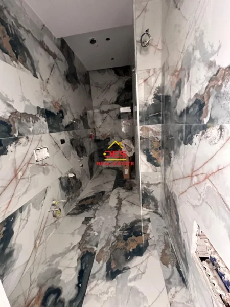 Vlore, shitet apartament 2+1+Ballkon Kati 4, 102 m² 180.000 € (Rruga Çajupi)