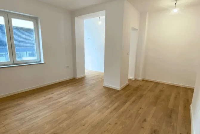 Tirane, jepet me qera zyre Kati 1, 92 m² 1.000 € (Rruga e Durresit)