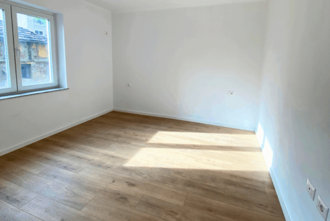 Tirane, jepet me qera zyre Kati 1, 92 m² 1.000 € (Rruga e Durresit)