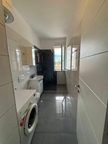 Tirane, jepet me qera apartament 2+1 Kati 5, 96 m² 750 € (Blloku i Ambasadave)