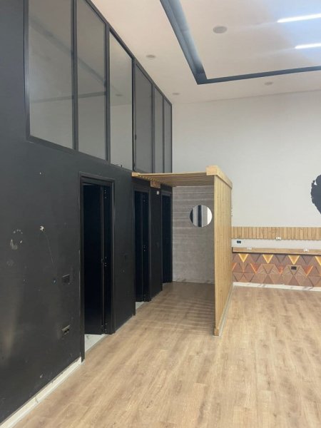 Tirane, jepet me qera lokal Kati 0, 95 m² 800 € (rruga 5 maji)