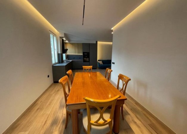 Tirane, jepet me qera apartament 2+1+Ballkon , 101 m² 1.000 € 