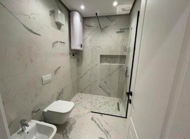Tirane, jepet me qera apartament 2+1+Ballkon , 101 m² 1.000 € 