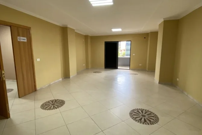 Tirane, jepet me qera zyre Kati 3, 160 m² 1.200 € (Rruga Kajo Karafili)