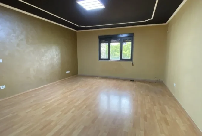 Tirane, jepet me qera zyre Kati 3, 160 m² 1.200 € (Rruga Kajo Karafili)