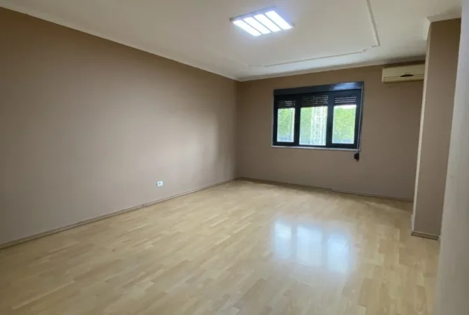 Tirane, jepet me qera zyre Kati 3, 160 m² 1.200 € (Rruga Kajo Karafili)