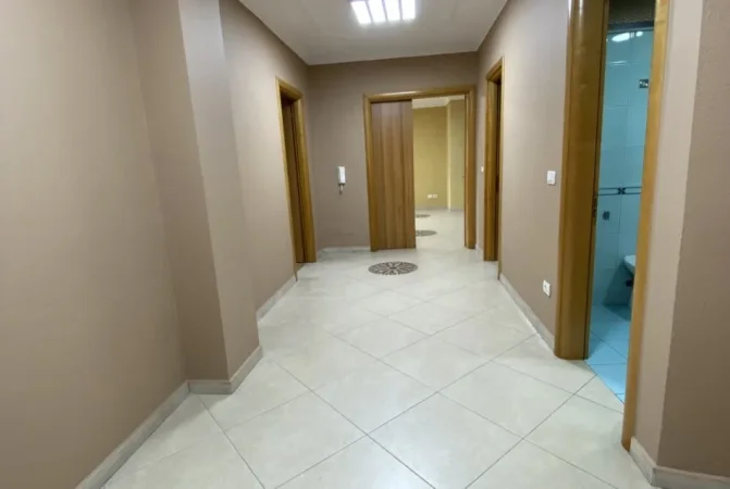Tirane, jepet me qera zyre Kati 3, 160 m² 1.200 € (Rruga Kajo Karafili)