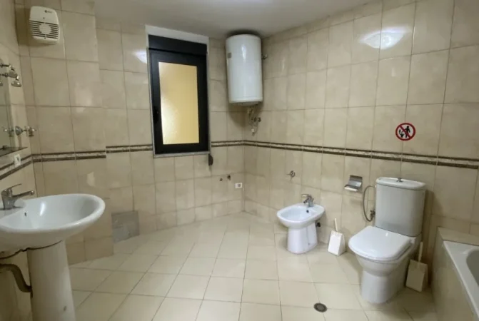 Tirane, jepet me qera zyre Kati 3, 160 m² 1.200 € (Rruga Kajo Karafili)