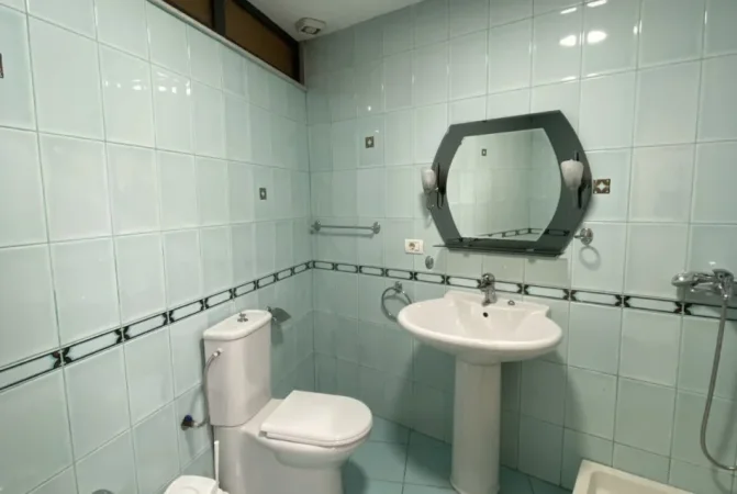 Tirane, jepet me qera zyre Kati 3, 160 m² 1.200 € (Rruga Kajo Karafili)