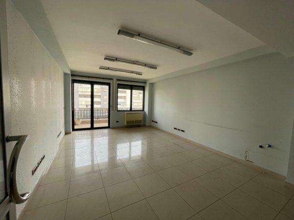 Tirane, jepet me qera ambjent biznesi , 300 m² 3.500 € 