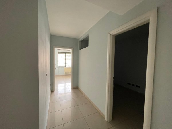 Tirane, jepet me qera ambjent biznesi , 300 m² 3.500 € 