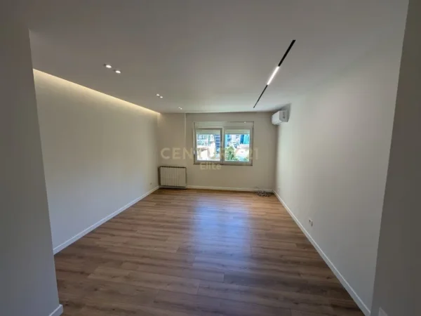 Tirane, jepet me qera apartament 4+1+Aneks+Ballkon Kati 4, 133 m² 1.500 € (EL115668)