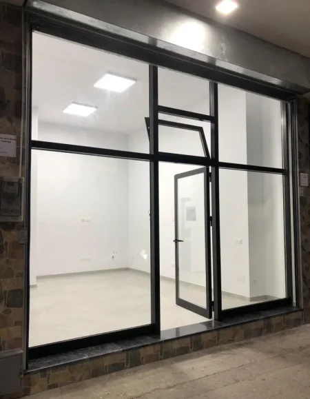 Tirane, jepet me qera dyqan Kati 0, 21 m² 550 € (Riza cerova)
