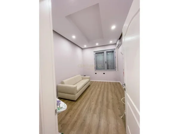 Tirane, jepet me qera apartament 2+1+Ballkon Kati 2, 130 m² 1.000 € (ENT116243)