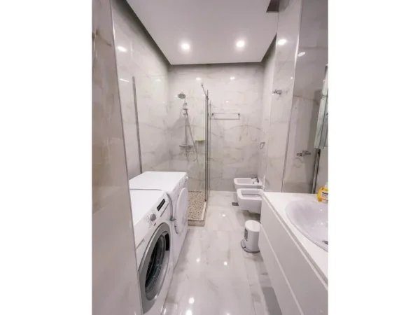 Tirane, jepet me qera apartament 2+1+Ballkon Kati 2, 130 m² 1.000 € (ENT116243)